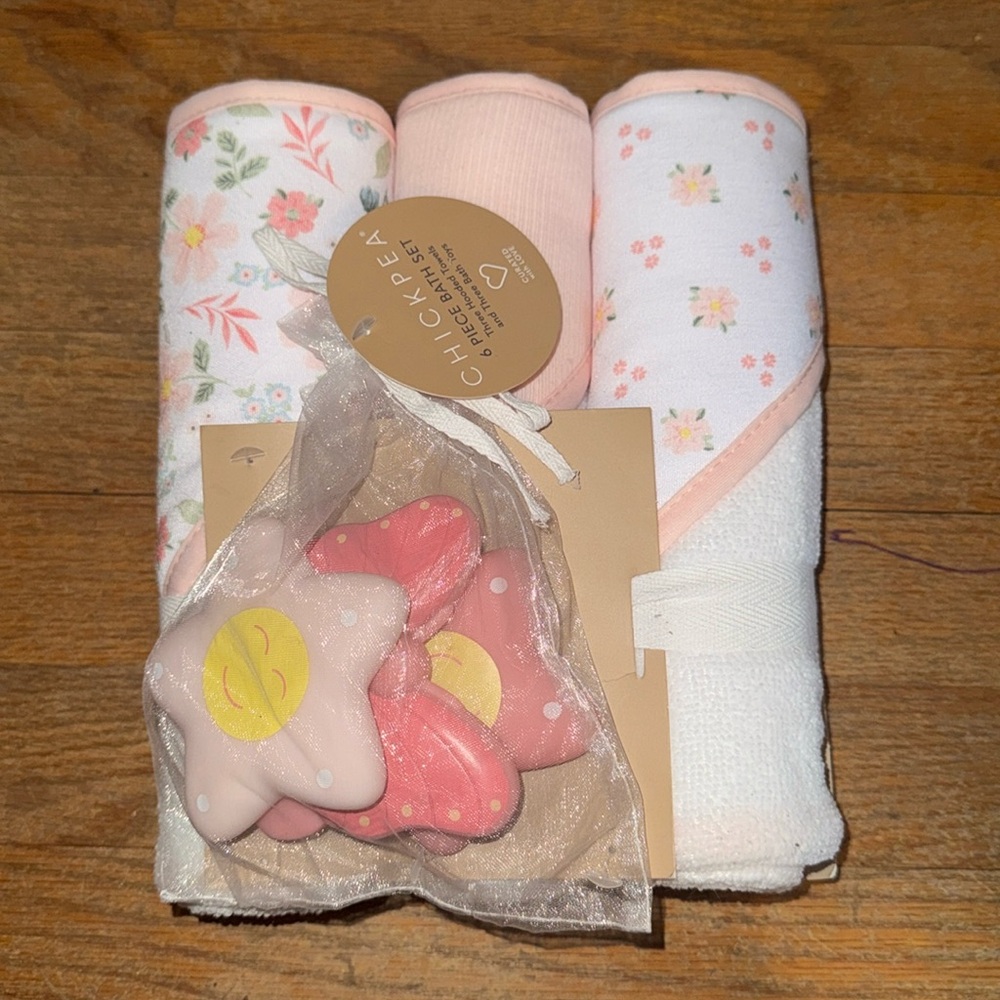 Bath towels and toys set